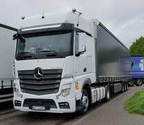 =MB Actros-Sattelzug aus Polen steht auf einem Rastplatz an der A 5, Mai 2021
