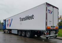 =Volvo FH-Sattelzug von TRANS WEST steht auf der Rastanlage Bruchsal, Mai 2021