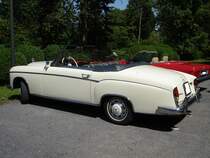 Mercedes Benz W128 220SE Cabriolet, produziert von Oktober 1958 bis November 1960. Ein solches Cabriolet schlug bei seiner Markteinführung mit einem Kaufpreis von mindestens DM 23.400,00 zu Buche. Dafür bekam der Käufer ein formschönes Cabriolet, das mit einem Sechszylinderreihenmotor ausgestattet ist. Aus einem Hubraum von 2195 cm³ leistet der Wagen 115 PS. Die Höchstgeschwindigkeit lag bei 160 km/h. Besucherparkplatz eines Schlosses im Münsterland am 25.07.2021.