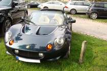 Lotus Elise S1, wie er von 1996 bis 2000 produziert wurde. Vorgestellt wurde das Modell auf der IAA Frankfurt des Jahres 1995. Ab 1996 begann der Verkauf. Standard Motorisierung war ein Vierzylinderreihenmotor aus dem Regal von MG/Rover. Dieser Motor hat einen Hubraum von 1796 cm³ und leistet 120 PS. Die Höchstgeschwindigkeit wurde mit 201 km/h angegeben. Im Jahr 2010 wurde das Modell durch das ähnlich aussehende Modell S2 abgelöst. Besucherparkplatz eines Schlosses im Münsterland am 25.07.2021.
