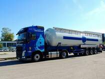VOLVO-FH mit Siloauflieger, welcher in Kürze beim Milchtrocknungswerk in Ried befüllt wird; 210601
