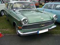 Opel Kapitän P-LV, gebaut von 1959 bis 1963. Der Werbespruch 1959 für dieses Fahrzeug: Der beste Opel Kapitän, den es je gab. Preisgünstig, wirtschaftlich, solide, zuverlässig und dauerhaft. Der abgelichtete Kapitän entstammt dem Modelljahr 1962 und ist ein Fahrzeug in der luxuriöseren L-Ausstattung. Ein solcher Kapitän war ab DM 10.675,00 zu haben. Angetrieben wird der Wagen von einem Sechszylinderreihenmotor, der aus einem Hubraum von 2605 cm³ 90 PS leistet. Oldtimertreffen an der Dreieckswiese in Duisburg am 01.08.2021.
