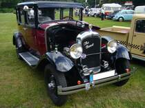 Citroen C4 Berline, gebaut von Oktober 1928 bis Oktober 1932. Die Modelle C4 und C6 waren äußerlich absolut identisch und deren Produktionszeit war kongruent. Der C4 war mit einem Vierzylinderreihenmotor ausgerüstet, während der C6 mit einem Sechszylinderreihenmotor ausgerüstet war, der aus einem Hubraum von 2442 cm³ eine Leistung von 45 PS an die Hinterachse brachte. Beide Modelle waren in etlichen Karosserieversionen lieferbar. Insgesamt verkaufte Citroen 231.000 Fahrzeuge vom Typ C4 (alle Karosserieversionen). Der gezeigte C4 müsste ab 1931 gebaut worden sein, da er schon mit den Doppelstossstangen ausgerüstet ist, die erst ab diesem Zeitpunkt verbaut wurden. Oldtimertreffen an der Dreieckswiese in Duisburg am 01.08.2021.