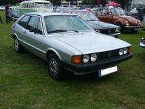 VW Scirocco der ersten Serie, wie er von 1974 bis 1980 bei Karmann montiert wurde. Der abgelichtete Scirocco hat die recht  luxuriöse  GL-Ausstattung und müsste zwischen August 1977 und Produktionsende produziert worden sein. Dieses ist an den Stossstangen und den herum gezogenen vorderen Blinkern erkennbar. Ein solcher Scirocco stand mit einem Kaufpreis von genau DM 15.000,00 in den Preislisten der Händler. Der quer eingebaute Vierzylinderreihenmotor hat einen Hubraum von 1457 cm³ mit einer Leistung von 70 PS. Oldtimertreffen an der Dreieckswiese in Duisburg am 01.08.2021.