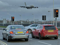 Eine Mercedes-Benz E-Klasse und ein Volvo V60 warten Anfang März 2017 in London-Heathrow an einer roten Ampel auf die Weiterfahrt.
