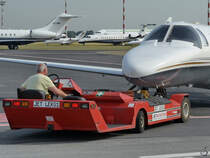 Ein mir unbekannter Flugzeugschlepper war Mitte Juni 2017 am Flughafen Düsseldorf im Einsatz.