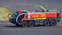 Ein Rosenbauer-Großflughafenlöschfahrzeug GFLF 14000/500  Panther  war Mitte Juni 2017 auf dem Gelände des Flughafen Düsseldorf unterwegs.
