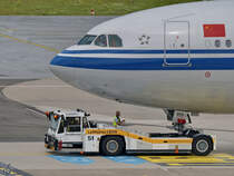 Ein Flugzeugschlepper AST-2 von Goldhofer war Mitte Juni 2017 am Flughafen Düsseldorf im Einsatz.