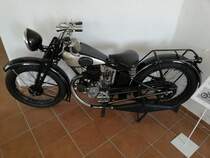 Automoto Typ A14 ist ein französisches Motorrad aus dem Jahr 1930. Es ist eine 4-Takt-Maschine mit 3-Getriebe. Der Zylinder hat 200 ccm. Das Motorrad ist kettengetrieben und hat eine elektrische Beleuchtung. Die Höchstgeschwindigkeit beträgt 60 km/h. Motomuseum Železná Ruda am 12. 7. 2021.