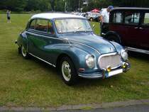 DKW F93 3=6 als zweitürige Limousine, gebaut von 1955 bis 1959. Der intern Typ 93 genannte Wagen, basierte auf seinem Vorgängermodell der Sonderklasse. Er war allerdings in seinen Ausmaßen gewachsen. Hier wurde ein Auto abgelichtet, das schon mit den vorn angeschlagenen Türen versehen ist, wie sie seit September 1957 verbaut wurden. Der Dreizylinderzweitaktmotor hat einen Hubraum von 906 cm³ und leistet in diesem Modell 40 PS. Oldtimertreffen an der Dreieckswiese in Duisburg am 01.08.2021.