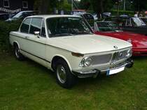 BMW 1802, gebaut von 1971 bis 1975. Als Modell 1600-2 kam diese Modellreihe bereits 1966 auf den Markt. 1968 wurde die Modellreihe um den 2002 ergänzt. Als  mittleres  Modell folgte dann 1971 der 1802. Im Erscheinungsjahr war ein solcher 1802 ab DM 10.435,00 zu haben. Der Vierzylinderreihenmotor hat einen Hubraum von 1766 cm³ und leistet 90 PS. Als Höchstgeschwindigkeit gab BMW damals 167 km/h an. Oldtimertreffen an der Dreieckswiese in Duisburg am 01.08.2021.