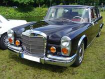 Mercedes Benz W100, produziert in Handarbeit von 1964 bis 1981. Hier wurde einer von den 2190 gebauten  kurzen  600´ern abgelichtet. Der V8-Motor wird über eine Achtstempel-Bosch-Einspritzpumpe mit Kraftstoff versorgt und hat einen Hubraum von 6330 cm³. Mit seinen 250 PS erreicht der 2600 Kilogramm schwere 600´er eine Höchstgeschwindigkeit von 207 km/h. Oldtimertreffen an der Dreieckswiese in Duisburg am 01.08.2021.