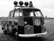 Ein VW T1 Bulli als ehemaliges Vorfeldfahrzeug des Flughafens München-Riem ist Teil der Ausstellung in der Flugwerft Schleißheim. (Juli 2017)