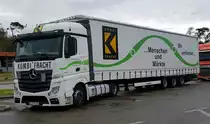 =MB Actros-Sattelzug von KOMBIFRACHT pausiert im Mai 2021 auf einem Rasthof an der A 5