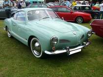 VW Typ 14 Karmann-Ghia Coupe des Modelljahres 1962. Im Jahr 1962 konnte der Karmann-Ghia Käufer zwischen zwei luftgekühlten Vierzylinderboxermotoren wählen. 1192 cm³ mit 34 PS oder 1285 cm³ mit 40 PS. Das gezeigte Typ 14 Coupe im Farbton pastellblau ist mit dem kleineren Motor ausgerüstet. Laut Angabe der Besitzerin betrug der Neupreis dieses Wagens im Jahr 1962 DM 6935,00. Oldtimertreffen an der Dreieckswiese in Duisburg am 01.08.2021.