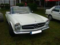 Mercedes Benz W113 280SL (E28), produziert von 1968 bis 1971. Als Typ 230SL war das Modell bereits 1963 erschienen. Der 280 SL war das stärkste Modell der sogenannten  Pagoden-Baureihe . Als 280SL verkaufte sich der Wagen 23.885 mal. Der Sechszylinderreihenmotor leistet 170 PS aus einem Hubraum von 2778 cm³. Die Höchstgeschwindigkeit wurde damals mit 200 km/h angegeben. Oldtimertreffen an der Dreieckswiese in Duisburg am 01.08.2021.