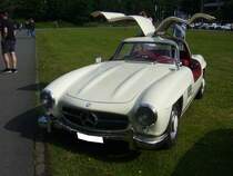 Mercedes Benz W198 I, gebaut von 1954 bis 1957. Über den  Gullwing  wurde bereits soviel geschrieben, das ich mich hier mit den technischen Daten begnüge. Der Sechszylinderreihenmotor hat einen Hubraum von 2996 cm³ und leistet 215 PS, die dem Wagen, je nach bestellter Hinterradübersetzung, zu einer Höchstgeschwindigkeit von 220 km/h bis 250 km/h verhelfen. Oldtimertreffen an der Dreieckswiese in Duisburg am 01.08.2021.