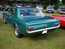 Heckansicht eines 1965´er Ford Mustang Hardtop Coupe. Oldtimertreffen an der Dreieckswiese in Duisburg am 01.08.2021.