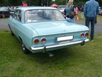 Heckansicht einer zweitürigen Opel Rekord B Limousine. Oldtimertreffen an der Dreieckswiese in Duisburg am 01.08.2021.