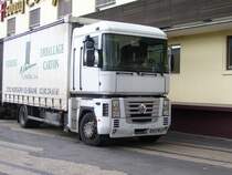 Ein Renault Magnum aus Frankreich beim Laden in Rdesheim am Rhein an der  Asbach Confiserie ; 24.07.2007 