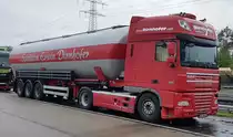 =DAF XF-Silozug der Spedition DIRNHOFER pausiert im Mai 2021 auf einem Rasthof an der A 5