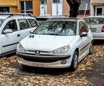 Peugeot 206, dreitürer, fotografiert in Nov. 2021.