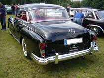 Heckansicht eines Mercedes Benz W189 300d. Oldtimertreffen an der Dreieckswiese in Duisburg am 01.08.2021.