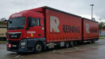 =MAN-Hängerzug der Spedition REINING steht im Mai 2021 auf einer Rastanlage an der A 5