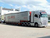 VOLVO-750, ist samt Auflieger schon für den nächsten Maschinentranport bereitgestellt; 210729