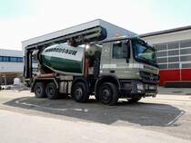 ACTROS-4141 bei der Anlieferung einer frischen grauen Bausubstanz; 210729