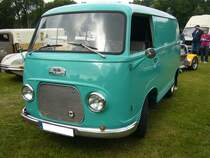 Ford Taunus FK 1000/1.5, gebaut von 1955 bis 1960. Wir schreiben März 1953: Auf der Frankfurter Automobilausstellung präsentieren die Ford-Werke ihren neuen Eilfrachter als Konkurrenz zum VW-Transporter. Der FK war in vier Versionen lieferbar: Kastenwagen, Kombi, Achtsitzer-Bus mit festen Sitzen und PKW-mäßiger Ausstattung, sowie einen Pritschenwagen. Der hier abgelichtete FK 1000 aus dem Jahr 1957 ist mit dem Vierzylinderreihenmotor des Ford 15M ausgerüstet. Dieser leistet 55 PS aus einem Hubraum von 1498 cm³. Damit erreicht dieser Lieferwagen eine Höchstgeschwindigkeit von 105 km/h. Oldtimertreffen an der Dreieckswiese in Duisburg am 01.08.2021.