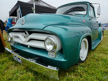 Dieser Ford F-100 PickUp war Mitte Juli 2017 in Fairford ausgestellt.