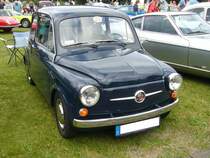 Zastava 750, gebaut von 1955 bis 1986 in Kragujevac im heutigen Serbien. Das Modell basierte auf dem ebenfalls im Jahr 1955 vorgestellten Fiat 600, wich aber in den Ausmassen der Karosserie vom Fiat ab. Das Modell, das in seinem Heimatland liebevoll  Fica  genannt wird, war während seiner Produktionszeit als 600´er, 750´er und 850´er Modell lieferbar. Der im Heck verbaute Vierzylinderreihenmotor hat einen Hubraum von 747 cm³ und leistet 25 PS oder 32 PS. Oldtimertreffen an der Dreieckswiese in Duisburg am 01.08.2021.