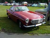 Volvo P 1800 S, gebaut von 1963 bis 1972. Das von Frua gezeichnete Coupe stand bereits ab 1961 bei den Volvo-Händlern. Anfangs wurde der Wagen bei Jensen in West Bromwich/GB montiert. Aufgrund von Qualitätsmängeln, wurde die Produktion 1963 ins Volvo-Stammwerk Lundby bei Göteborg verlegt. Die hier produzierten Fahrzeuge sind am Buchstaben S (für Schweden) in der Typenbezeichnung erkennbar. Von 1961 bis 1968 hatte der P 1800 einen Vierzylinderreihenmotor mit einem Hubraum von 1778 cm³ und 103 PS. Nach den Werksferien 1968 wurde ein Motor mit einem Hubraum von 1985 cm³ und 124 PS verbaut. Oldtimertreffen an der Dreieckswiese in Duisburg am 01.08.2021.