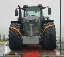 =Fendt 939 Vario steht auf einem Scania-Autotransporter verlastet in der Nähe der Auffahrt zur A 7, 05-2021