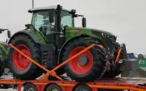 =Fendt 939 Vario steht auf einem Scania-Autotransporter verlastet in der Nähe der Auffahrt zur A 7, 05-2021