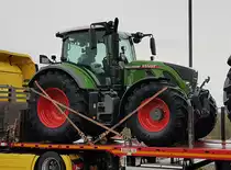 =Fendt 724 Vario steht auf einem Scania-Autotransporter verlastet in der Nähe der Auffahrt zur A 7, 05-2021