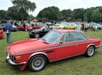 BMW E9 3.0 CSL. gebaut in den Jahren 1971 und 1972. 1971 entstanden die ersten 3.0 CSL-Coupes in Zusammenarbeit mit der Tuningfirma Alpina/Buchloe im Allgäu. Es waren Homologationsmodelle für den Tourenwagensport. Als Basis diente der E9 3.0 CS. Der CSL (C oupe S port L eichtbau) erhielt keine motortechnische Leistungssteigerung, sondern wurde durch Gewichtsersparnis auf ein Leergewicht von 1165 kg  abgespeckt . Der abgelichtete Wagen ist im Farbton iberischrot lackiert. Oldtimertreffen an der Dreieckswiese in Duisburg am 01.08.2021.