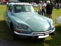 Citroen DS21, gebaut von 1965 bis 1971. Die abgelichtete DS21 mit dem Faltschiebedach entstammt dem Modelljahr 1968. Der Vierzylinderreihenmotor hat einen Hubraum von 2175 cm³ und leistet 100 PS. Als Höchstgeschwindigkeit gab man am Quai de Javel 175 km/h an. Oldtimertreffen an der Dreieckswiese in Duisburg am 01.08.2021.