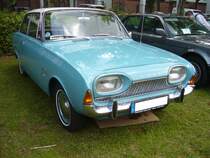 Ford Taunus P3 17M TS in der Karosserieversion zweitürige Limousine, gebaut in den Jahren von 1960 bis 1964. Die Werbung für diesen Wagen sprach von der  Linie der Vernunft , der Volksmund nannte den Wagen  Badewanne . Der P3 war mit folgenden Vierzylinderreihenmotoren lieferbar: 1498 cm³ mit 55 PS, 1698 cm³ mit 60 PS (ab 09. 1963) 65 PS. 1961 kam noch, die auf dem Foto gezeigte Version 17M TS hinzu. Diese war mit einem aufgebohrten Motor ausgerüstet. Dieser Motor hat einen Hubraum von 1758 cm³ Hubraum und leistet 70 PS. Im Modelljahr 1963 erhöhte sich die Leistung sogar auf 75 PS. Oldtimertreffen an der Dreieckswiese in Duisburg am 01.08.2021.