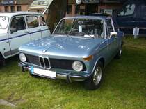 BMW 1802, gebaut von 1971 bis 1975. Als Modell 1600-2 kam diese Modellreihe bereits 1966 auf den Markt. 1968 wurde die Modellreihe um den 2002 ergänzt. Als  mittleres  Modell folgte dann im Jahr 1971 der 1802. Im Erscheinungsjahr war ein solcher 1802 ab DM 10.435,00 zu haben. Der Vierzylinderreihenmotor hat einen Hubraum von 1766 cm³ und leistet 90 PS. Als Höchstgeschwindigkeit gab BMW damals 167 km/h an. Hier ist ein Modell abgelichtet worden, dass nach 1973 produziert wurde. Dieses ist am schwarzen Kunststoffkühlergrill und den Kopfstützen an den Sitzen erkennbar. Oldtimertreffen an der Dreieckswiese in Duisburg am 01.08.2021.