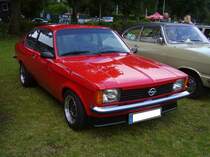 Opel Kadett C Coupe, gebaut im Werk Bochum von 1973 bis 1979. Die Kadett C Baureihe war mit etlichen Motorisierungen zwischen 1.0l und 2.0l Hubraum lieferbar. Hier wurde ein Modell abgelichtet, das nach Juli 1977 produziert worden ist. Dieses ist an den neben den Hauptscheinwerfern montierten, vorderen Blinkern zu erkennen. Rund 10% der Kadett C Käufer orderten das hübsche und flüssig gezeichnete Coupe-Modell. Oldtimertreffen an der Dreieckswiese in Duisburg am 01.08.2021.