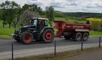 =Fendt 818 Vario mit KRAMPE-Kipper transportiert Erdaushub im Mai 2021