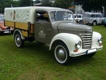 Framo Barkas V 901/2, gebaut von 1957 bis 1961. Als IFA-Framo wurde das Modell in etlichen Varianten seit 1952 produziert. 1957 wurde die Karosserie modernisiert. Durch die Zusammenlegung mehrerer VEB´s unter Führung der VEB Barkas-Werke im heutigen Chemnitz änderte sich die Typenbezeichnung auf Barkas V901/2. Motorisiert ist der V901/2 mit einem Dreizylinderreihenzweitaktmotor der aus einem Hubraum von genau 900 cm³ 28 PS leistet. Oldtimertreffen an der Dreieckswiese in Duisburg am 01.08.2021.
