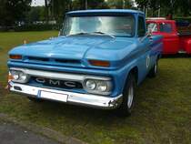 GMC 3100 Pickup aus dem Modelljahr 1962. Von diesem Pickup Modell wurden im Modelljahr 1962 exakt 89.789 Fahrzeuge hergestellt. Der Basispreis lag bei US$ 2125,00. Als Standardmotorisierung war ein Sechszylinderreihenmotor verbaut der aus einem Hubraum von 3.9l 135 PS leistet. Oldtimertreffen an der Dreieckswiese in Duisburg am 01.08.2021.
