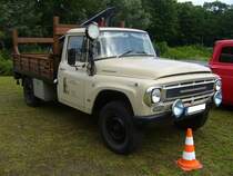 International Harvester 1200 4x4 C-Series aus dem Jahr 1968. 1968 war das letzte Jahr für die Pickups der C-Serie von International-Harvester. Motorisiert ist dieser Kleinlastwagen mit dem legendären IH 345 cui (5653 cm³) V8-Motor der fast 200 PS leistet. Oldtimertreffen an der Dreieckswiese in Duisburg am 01.08.2021.
