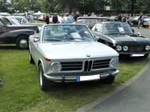 BMW 2002 Baur Cabriolet (Typ 114C), gebaut von 1968 bis 1971. Die Vollcabriolets wurden im Karosseriewerk Baur/Stuttgart montiert. Während die BMW-02 Reihe mit etlichen Motorisierungen lieferbar war, gab es das Baur Cabriolet nur mit dem 1.6l Motor = 85 PS und dem 2.0l Motor mit 100 PS. Oldtimertreffen an der Dreieckswiese in Duisburg am 01.08.2021.
