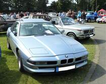 Die Modellreihe E31 wurde von 1989 bis 1999 produziert und war mit verschiedenen Motorisierungen lieferbar. Insgesamt verkauften die Münchener BMW-Werke 30.603 Autos dieser Baureihe. Der V12-Motor des 850i hat einen Hubraum von 4988 cm³ und leistet 300 PS. Oldtimertreffen an der Dreieckswiese in Duisburg am 01.08.2021.