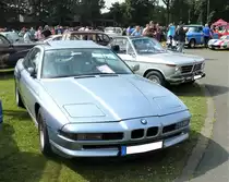 Die Modellreihe E31 wurde von 1989 bis 1999 produziert und war mit verschiedenen Motorisierungen lieferbar. Insgesamt verkauften die Münchener BMW-Werke 30.603 Autos dieser Baureihe. Der V12-Motor des 850i hat einen Hubraum von 4988 cm³ und leistet 300 PS. Oldtimertreffen an der Dreieckswiese in Duisburg am 01.08.2021.