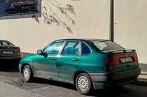 Rückansicht: Seat Cordoba Mk1 in der Farbe Azul Catabrico, gesehen in 02.2021.